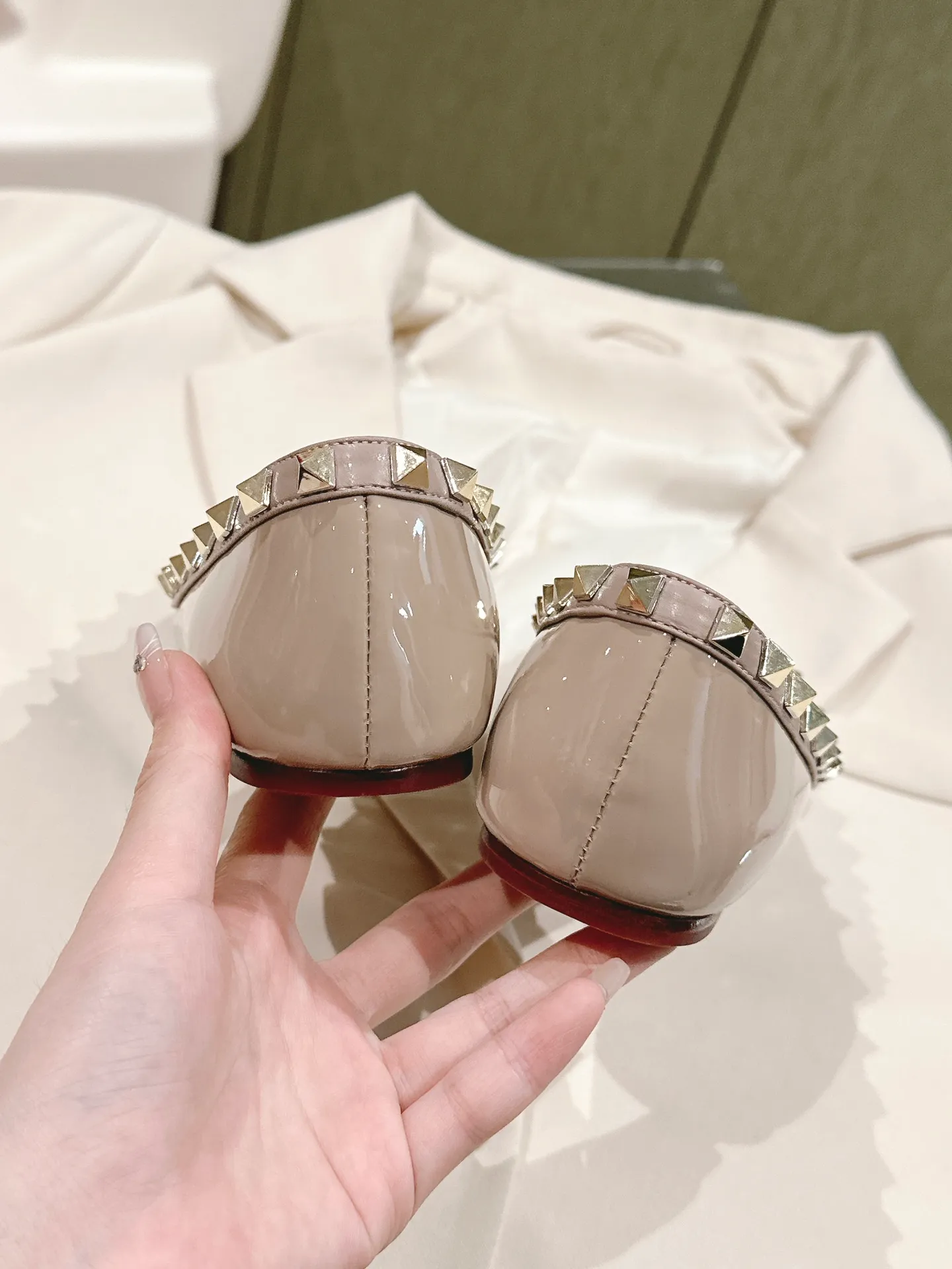 👟👟Ex-factory price 520👟👟 | ²⁰²4 𝐬𝐬 🤍🤎 Versatile series for all seasons! Is your shoe cabinet missing a pair? ! 🔥 The entire VALENTINO series is produced by Taiwan-funded factories! Getting in and out of the counter is stress-free! ROCKSTUD Valentino studded patent leather ballet flats ONE STUD retro craft pyramid large rivet buckle flats/high heels Smooth shoe lines and awesome version Comfortable upper foot. Increases height. Looks slimmer. Elongates leg lines Imported mirrored calfskin/cow patent leather/high-density silk material Lambskin lining Italian high-density genuine leather outsole Size35-39 (40/41/42 can be customized) Heel height: flat ♺Synchronized gift box💝packaging at the counter!